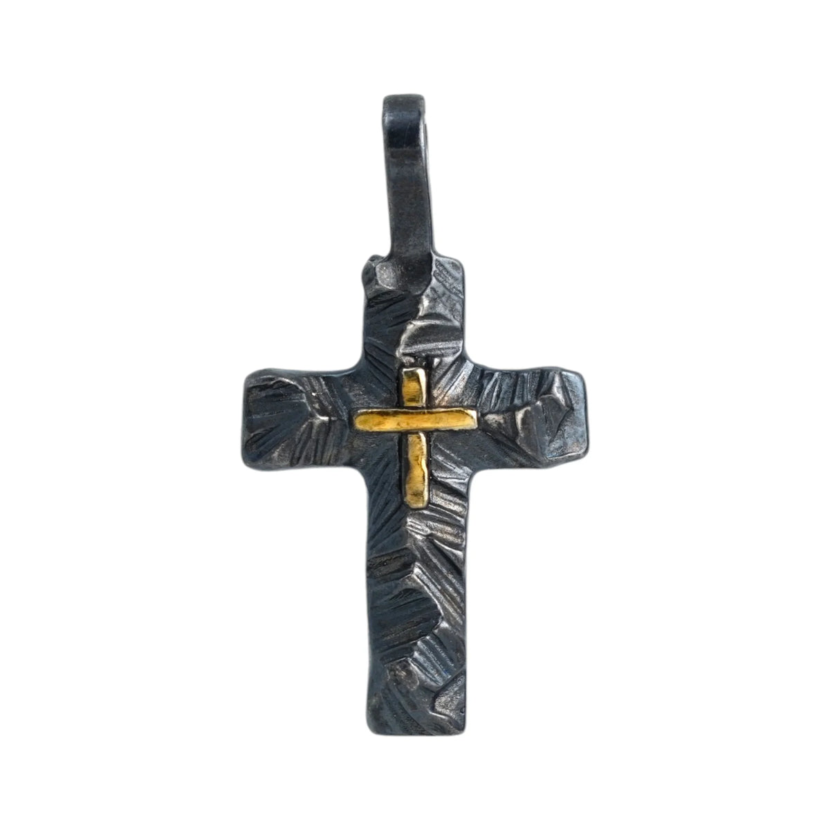 Kreuz-Anhänger mit Relief aus Silber und goldenem Akzent – handgefertigtes Symbol für Glauben und spirituelle Stärke | Art Diva