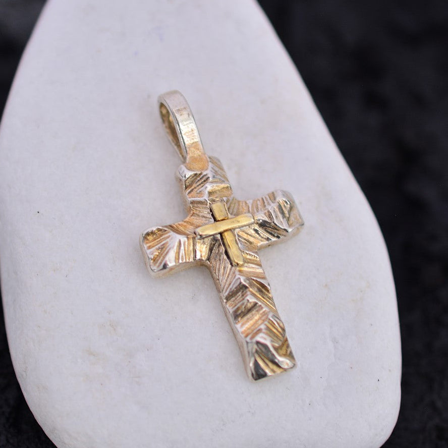 „Reliefkreuz mit goldfarbenen Akzenten“-Anhänger aus 925er Silber – Symbol für Glauben und innere Stärke, Skulpturenschmuck im Boho- und rustikalen Stil | Art Diva