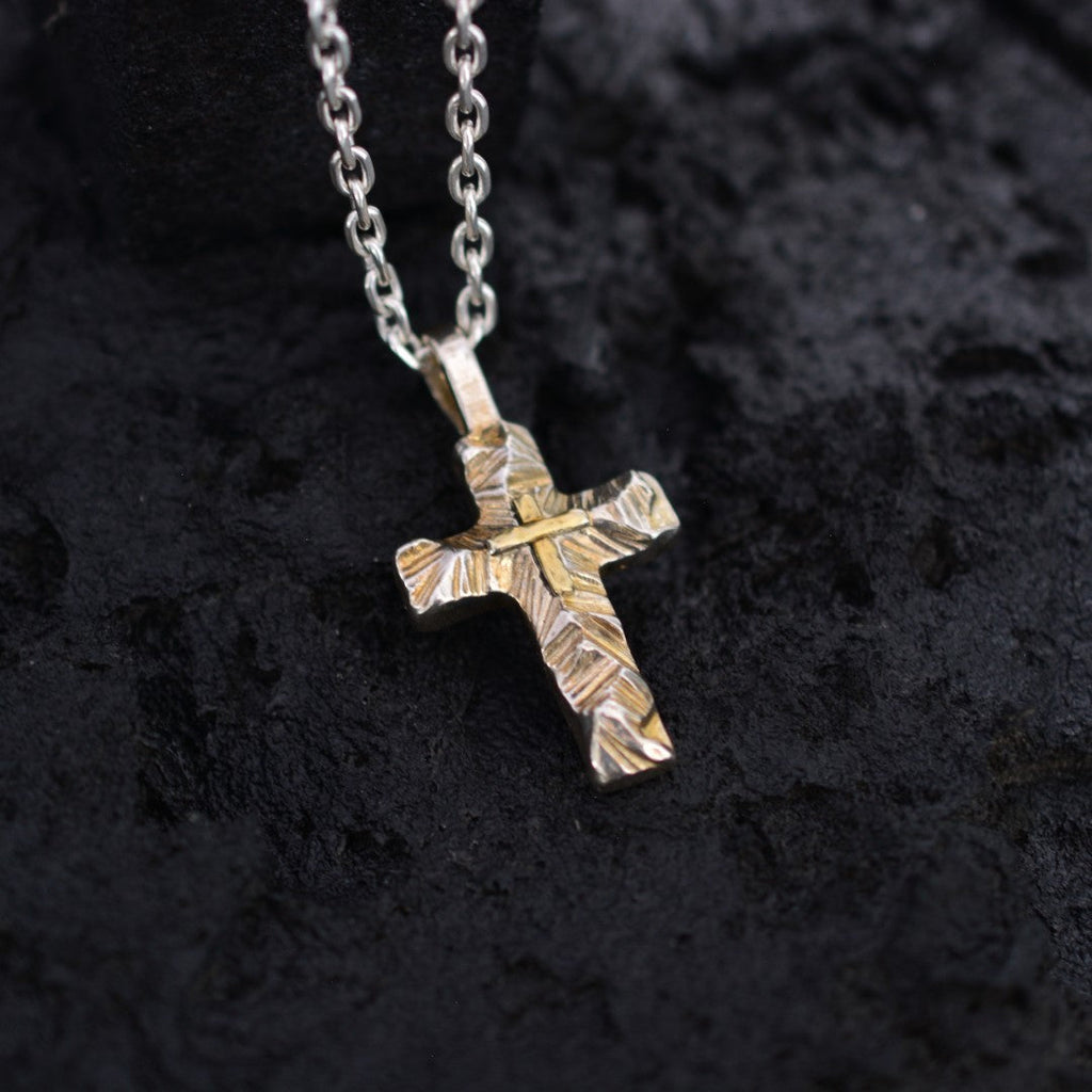 „Reliefkreuz mit goldfarbenen Akzenten“-Anhänger aus 925er Silber – Symbol für Glauben und innere Stärke, Skulpturenschmuck im Boho- und rustikalen Stil | Art Diva