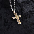 „Reliefkreuz mit goldfarbenen Akzenten“-Anhänger aus 925er Silber – Symbol für Glauben und innere Stärke, Skulpturenschmuck im Boho- und rustikalen Stil | Art Diva