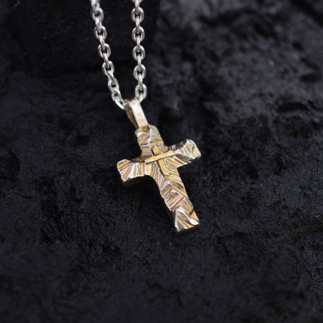 „Reliefkreuz mit goldfarbenen Akzenten“-Anhänger aus 925er Silber – Symbol für Glauben und innere Stärke, Skulpturenschmuck im Boho- und rustikalen Stil | Art Diva