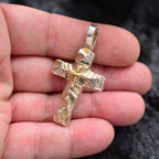 „Reliefkreuz mit goldfarbenen Akzenten“-Anhänger aus 925er Silber – Symbol für Glauben und innere Stärke, Skulpturenschmuck im Boho- und rustikalen Stil | Art Diva