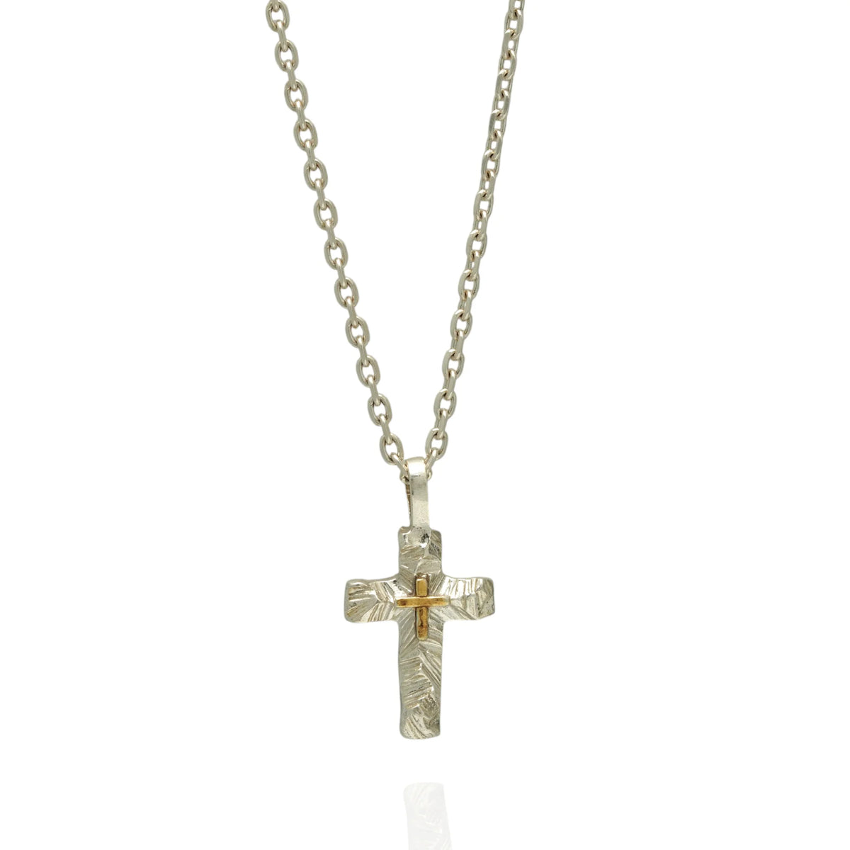 „Reliefkreuz mit goldfarbenen Akzenten“-Anhänger aus 925er Silber – Symbol für Glauben und innere Stärke, Skulpturenschmuck im Boho- und rustikalen Stil | Art Diva