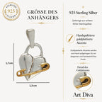 „Verletztes Herz“-Anhänger aus 925er Silber mit goldfarbenem Sicherheitsnadel-Akzent – Symbol für erlebten Schmerz und bleibende emotionale Spuren, Skulpturenschmuck im Boho- und rustikalen Stil | Art Diva