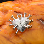 „Herz mit Nägeln“-Anhänger aus 925er Silber mit goldfarbenen Akzenten – Symbol für Schmerz, Heilung und innere Stärke, Skulpturenschmuck im Boho- und rustikalen Stil | Art Diva