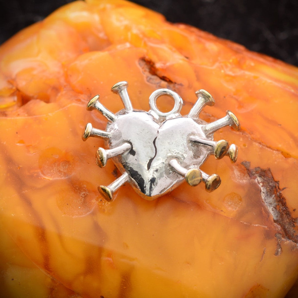 „Herz mit Nägeln“-Anhänger aus 925er Silber mit goldfarbenen Akzenten – Symbol für Schmerz, Heilung und innere Stärke, Skulpturenschmuck im Boho- und rustikalen Stil | Art Diva