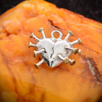 „Herz mit Nägeln“-Anhänger aus 925er Silber mit goldfarbenen Akzenten – Symbol für Schmerz, Heilung und innere Stärke, Skulpturenschmuck im Boho- und rustikalen Stil | Art Diva