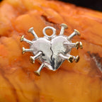 „Herz mit Nägeln“-Anhänger aus 925er Silber mit goldfarbenen Akzenten – Symbol für Schmerz, Heilung und innere Stärke, Skulpturenschmuck im Boho- und rustikalen Stil | Art Diva