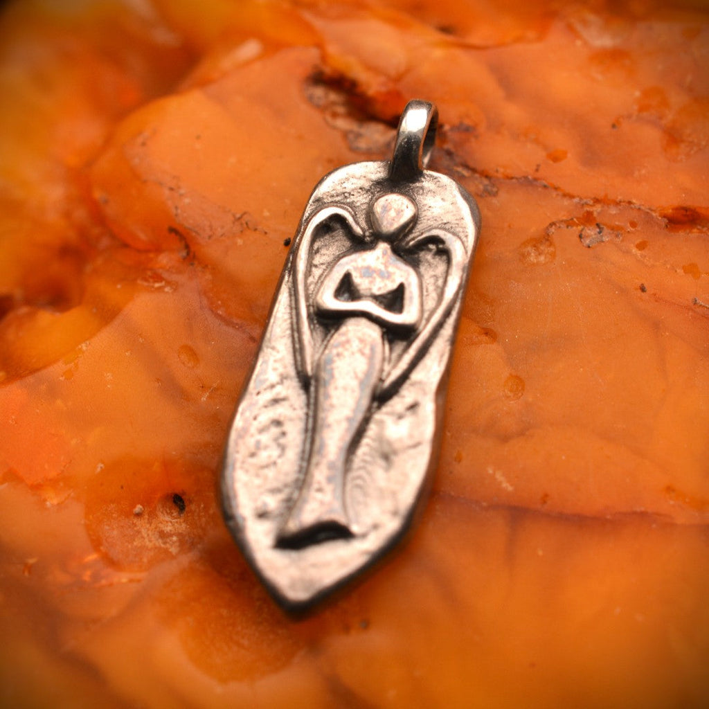 „Schutzengel“-Anhänger aus 925er Silber – skulpturaler Talisman für Schutz und innere Stärke, oxidierter Schmuck im Boho- und rustikalen Stil | Art Diva