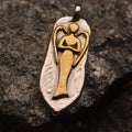 „Schutzengel“-Anhänger aus 925er Silber mit goldfarbenen Akzenten – handpolierter skulpturaler Talisman für Schutz und Licht | Art Diva