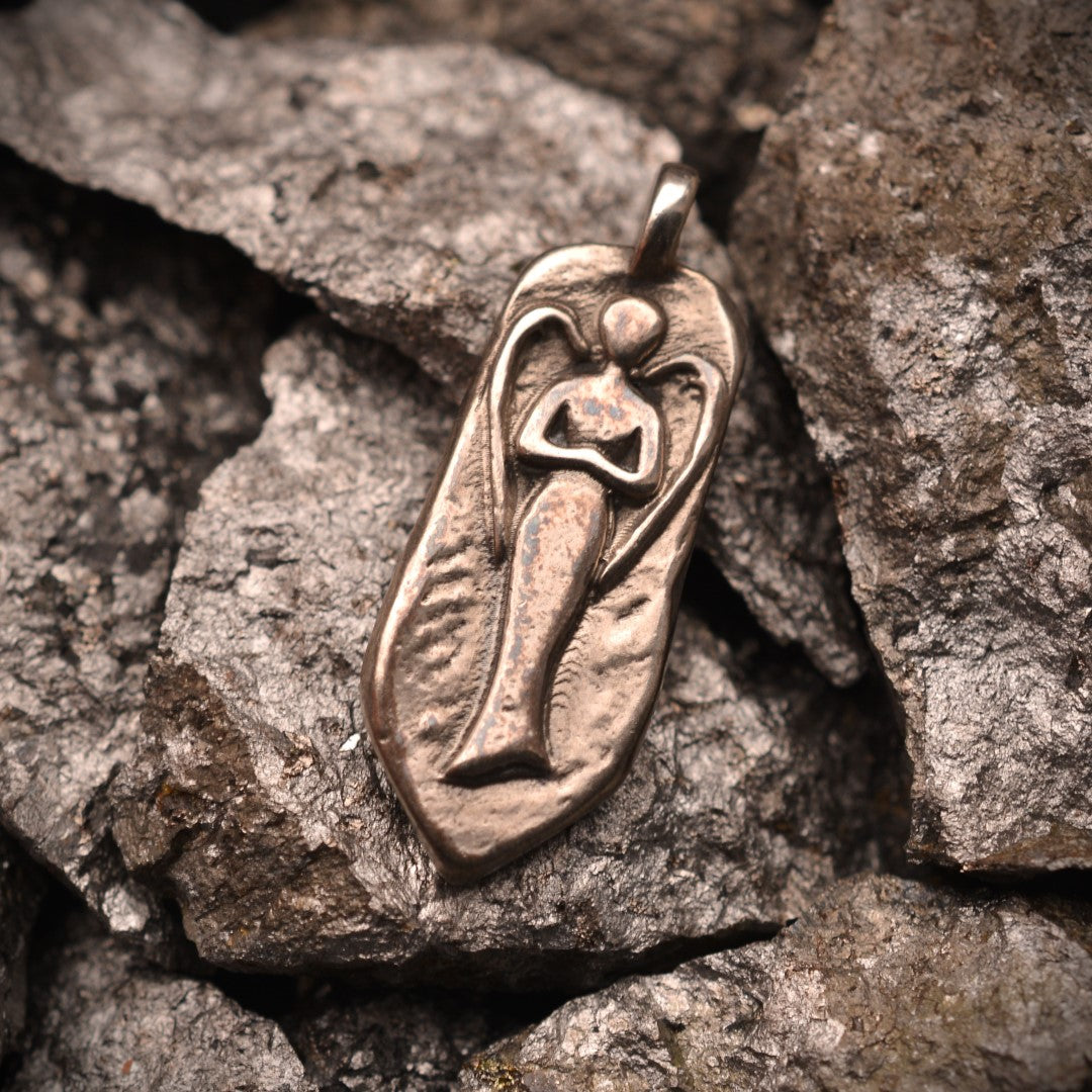 „Schutzengel“-Anhänger aus 925er Silber – skulpturaler Talisman für Schutz und innere Stärke, oxidierter Schmuck im Boho- und rustikalen Stil | Art Diva