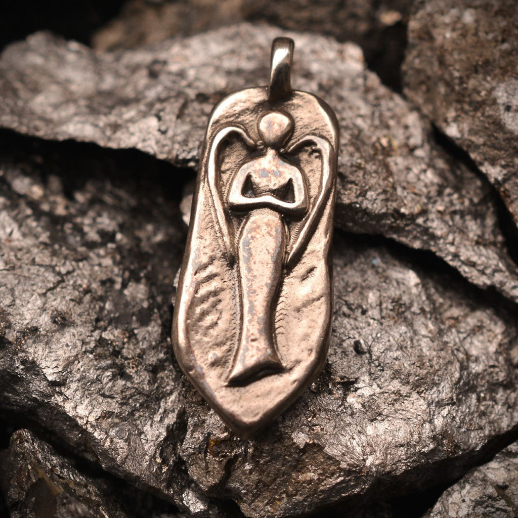„Schutzengel“-Anhänger aus 925er Silber – skulpturaler Talisman für Schutz und innere Stärke, oxidierter Schmuck im Boho- und rustikalen Stil | Art Diva
