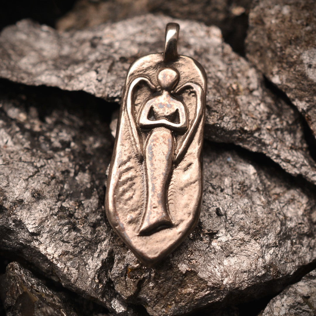 „Schutzengel“-Anhänger aus 925er Silber – skulpturaler Talisman für Schutz und innere Stärke, oxidierter Schmuck im Boho- und rustikalen Stil | Art Diva