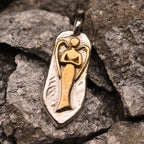 „Schutzengel“-Anhänger aus 925er Silber mit goldfarbenen Akzenten – handpolierter skulpturaler Talisman für Schutz und Licht | Art Diva