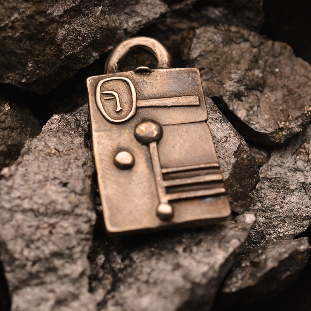 „Architektonische Abstraktion“ – Anhänger aus 925er Silber, Symbol für Kreativität, Individualität und moderne Ausdruckskraft, Skulpturenschmuck im Boho- und rustikalen Stil | Art Diva