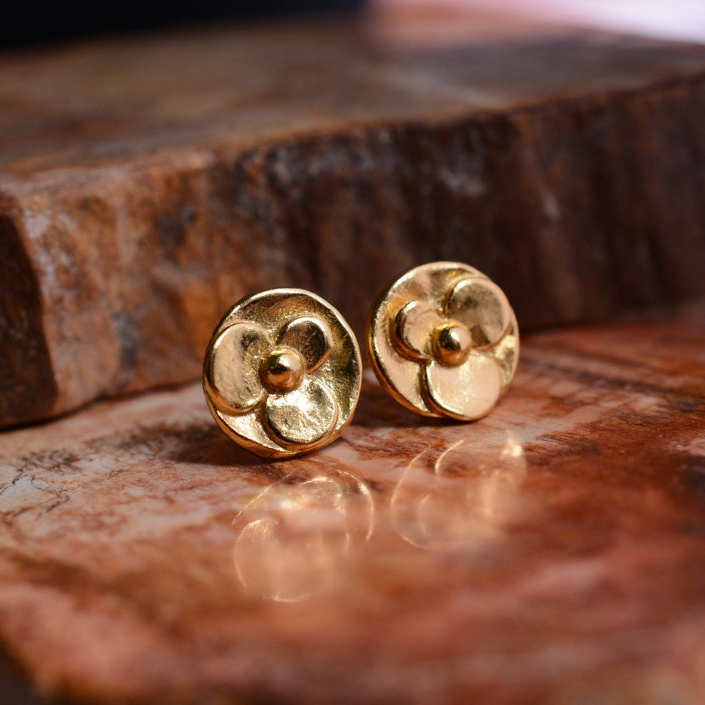 „Veilchen“-Mini-Ohrstecker aus vergoldetem 925er Silber – floraler Schmuck im Boho-Stil | Art Diva
