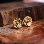 „Veilchen“-Mini-Ohrstecker aus vergoldetem 925er Silber – floraler Schmuck im Boho-Stil | Art Diva