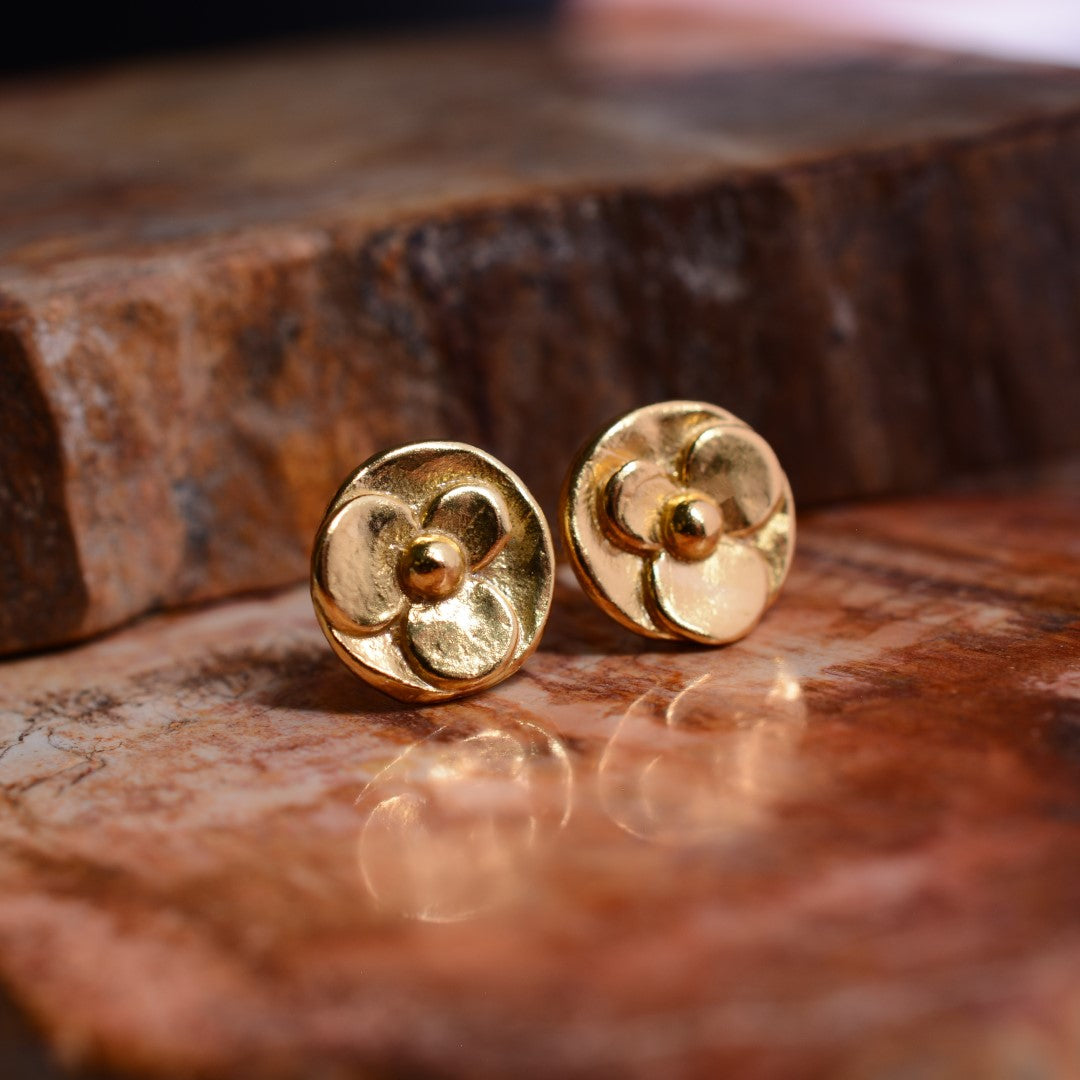 „Veilchen“-Mini-Ohrstecker aus vergoldetem 925er Silber – floraler Schmuck im Boho-Stil | Art Diva