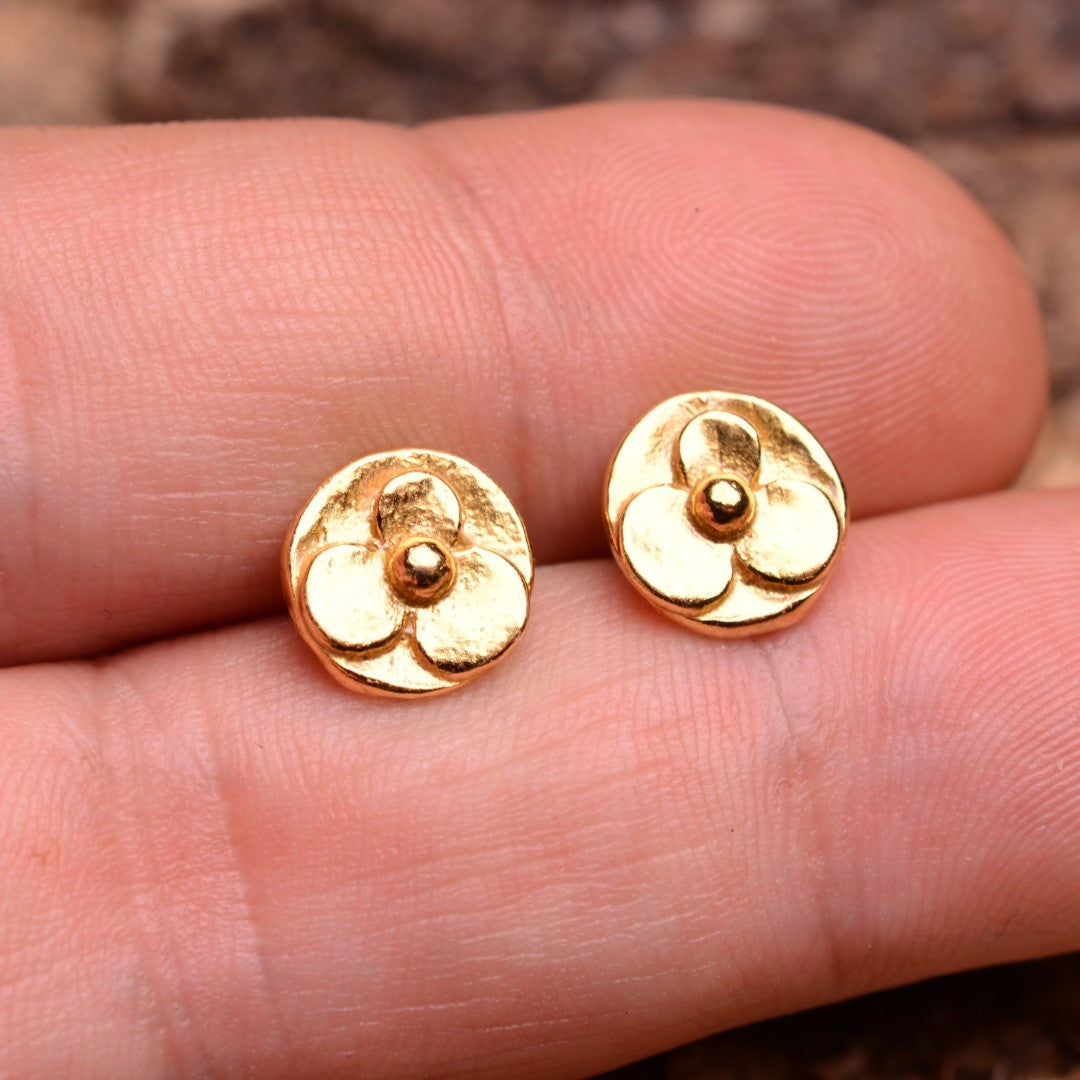„Veilchen“-Mini-Ohrstecker aus vergoldetem 925er Silber – floraler Schmuck im Boho-Stil | Art Diva