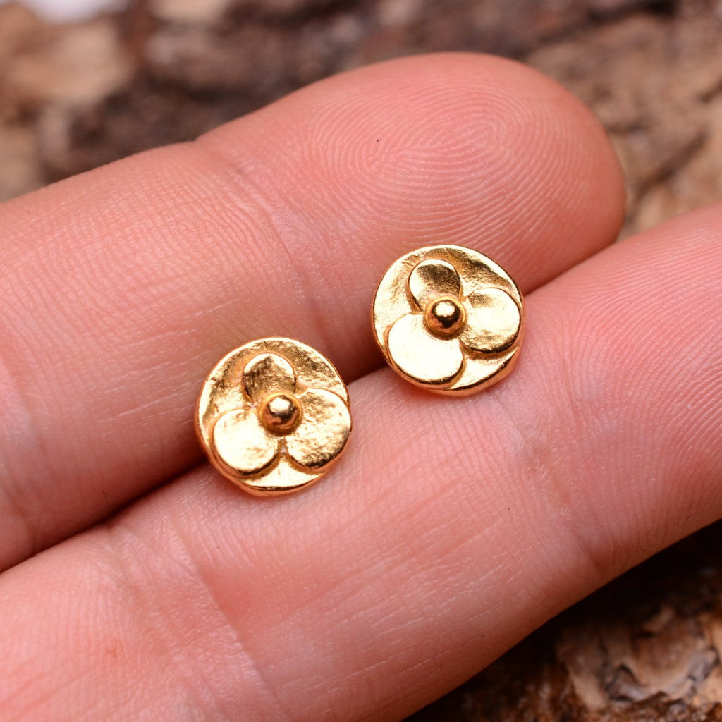„Veilchen“-Mini-Ohrstecker aus vergoldetem 925er Silber – floraler Schmuck im Boho-Stil | Art Diva