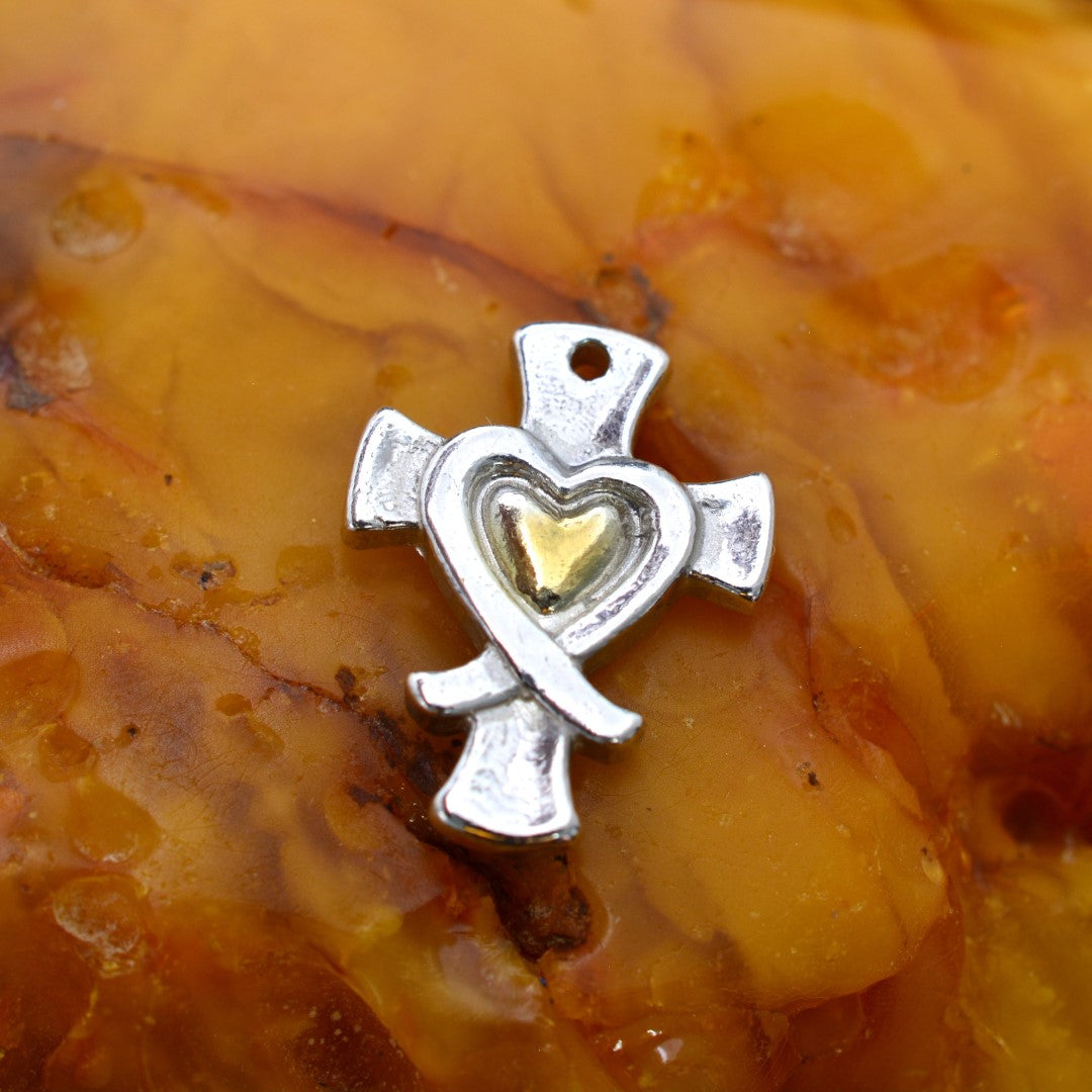 „Kreuz mit Herz und Trauerband“ – Anhänger aus 925er Silber mit goldfarbenen Akzenten, Symbol für Glauben und Liebe, Skulpturenschmuck im Boho- und rustikalen Stil | Art Diva