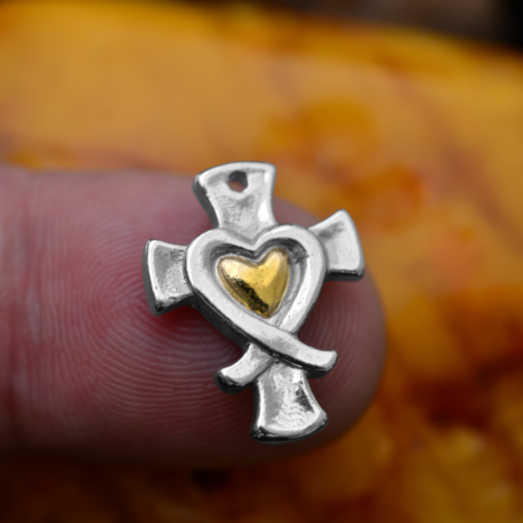„Kreuz mit Herz und Trauerband“ – Anhänger aus 925er Silber mit goldfarbenen Akzenten, Symbol für Glauben und Liebe, Skulpturenschmuck im Boho- und rustikalen Stil | Art Diva