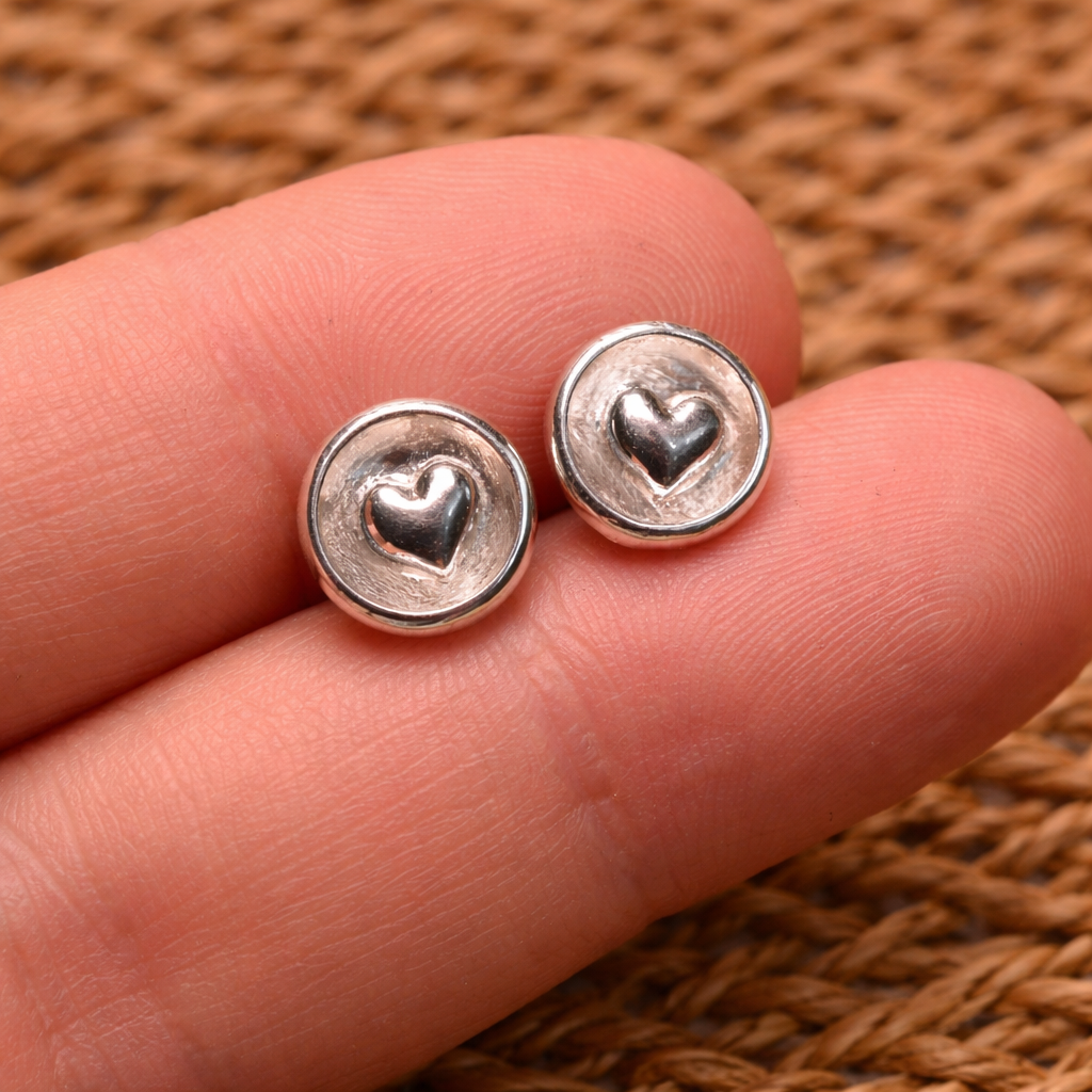 Herz-Mini-Ohrstecker aus 925er Silber – kleine Boho-Ohrringe als Symbol der Liebe | Art Diva