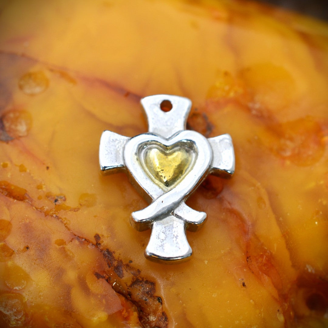 „Kreuz mit Herz und Trauerband“ – Anhänger aus 925er Silber mit goldfarbenen Akzenten, Symbol für Glauben und Liebe, Skulpturenschmuck im Boho- und rustikalen Stil | Art Diva