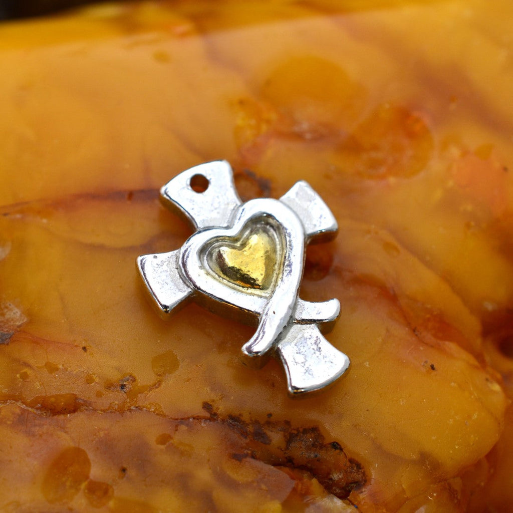 „Kreuz mit Herz und Trauerband“ – Anhänger aus 925er Silber mit goldfarbenen Akzenten, Symbol für Glauben und Liebe, Skulpturenschmuck im Boho- und rustikalen Stil | Art Diva