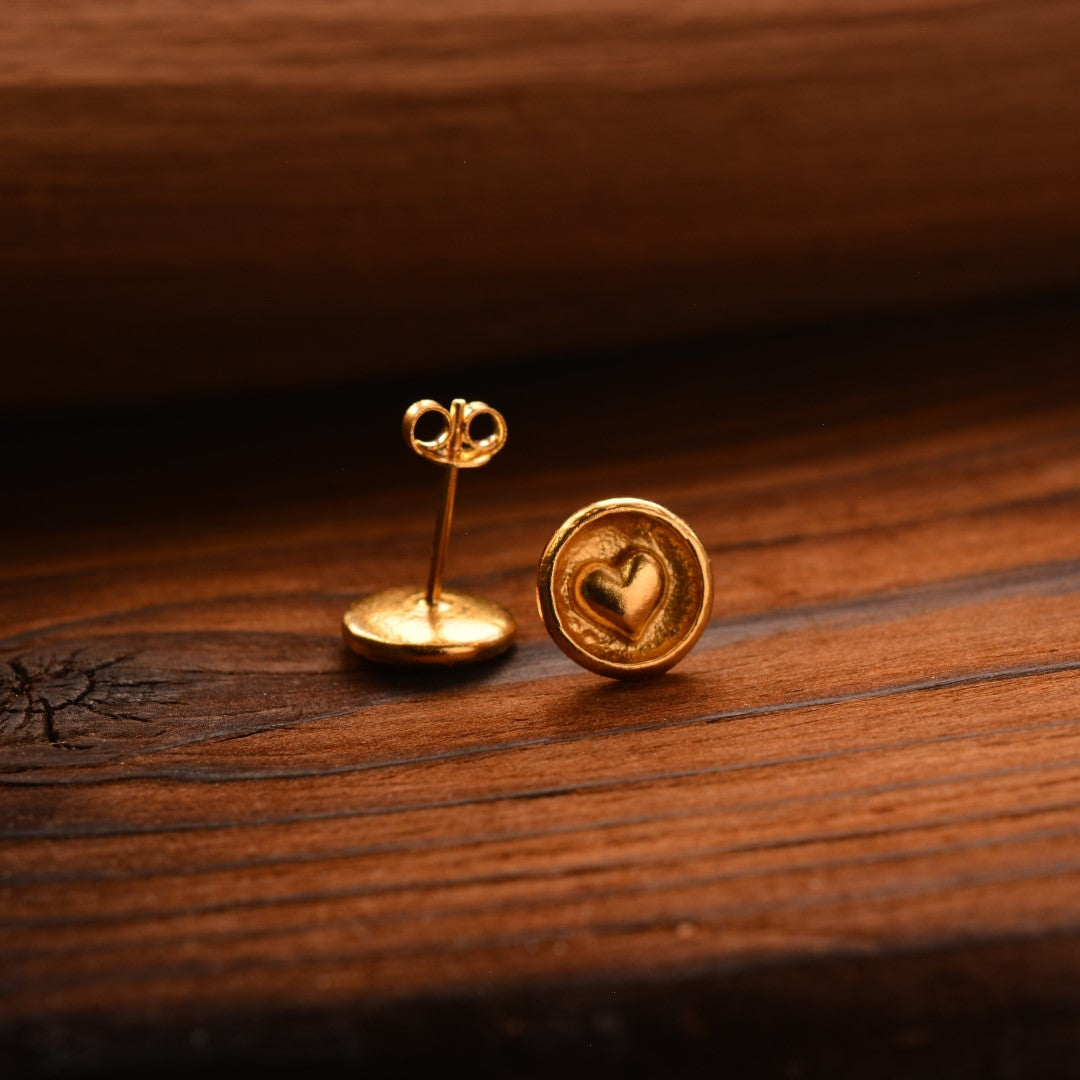 Herz-im-Kreis-Mini-Ohrstecker aus vergoldetem 925er Silber – runde skulpturale Boho-Ohrringe | Art Diva