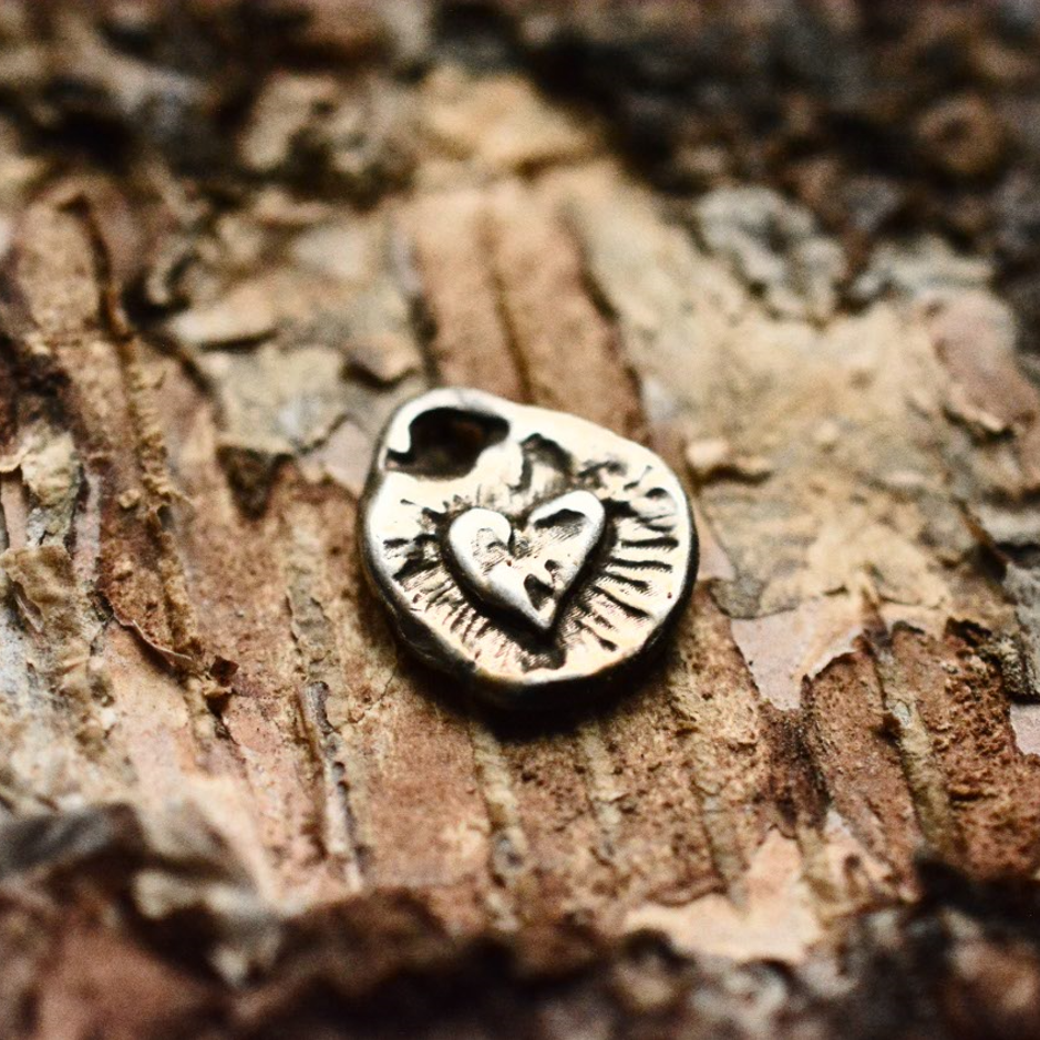 „Herz mit LOVE“-Anhänger aus 925er Silber – doppelseitiger Talisman für Liebe und emotionale Verbundenheit im Boho- und rustikalen Stil | Art Diva