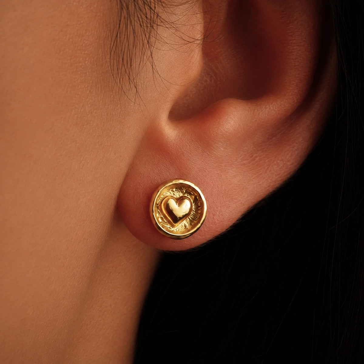 Herz-im-Kreis-Mini-Ohrstecker aus vergoldetem 925er Silber – runde skulpturale Boho-Ohrringe | Art Diva