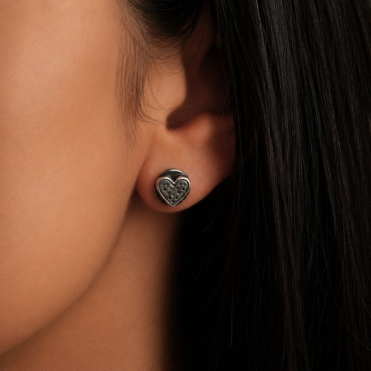 „Herz“-Mini-Ohrstecker aus 925er Silber – romantische, teilweise oxidierte Ohrringe im Vintage-Stil | Art Diva
