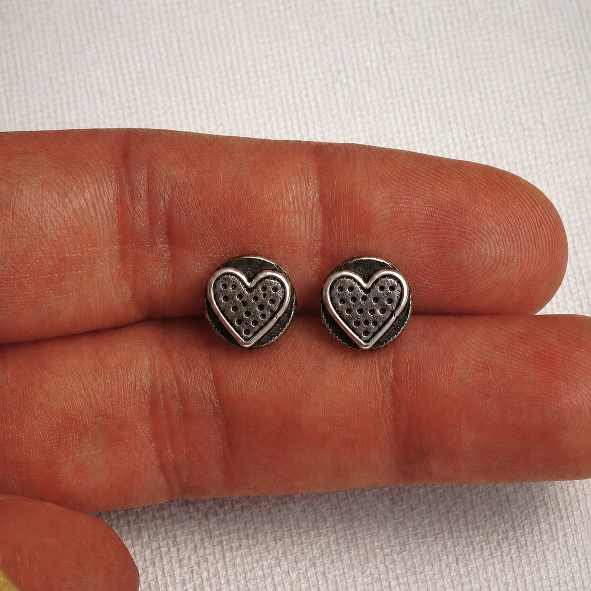 „Herz“-Mini-Ohrstecker aus 925er Silber – romantische, teilweise oxidierte Ohrringe im Vintage-Stil | Art Diva