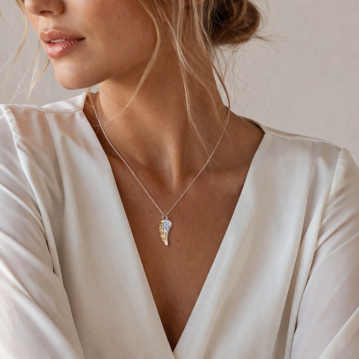 „Engelsflügel“ – handgefertigter Anhänger aus 925er Silber mit goldfarbenen Akzenten, Talisman für Schutz, Stärke und Licht, Skulpturenschmuck im Boho- und rustikalen Stil | Art Diva
