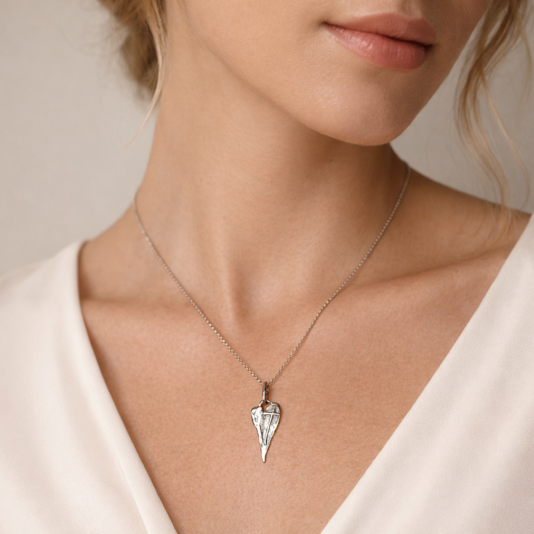 925er Silberanhänger „Längliches Herz mit Kreuz“ – handgefertigter Boho-Talisman für den Glauben an die Liebe, skulpturales Schmuckstück und Geschenk für Mutter, Tochter oder Freundin | Art Diva