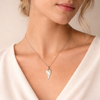 925er Silberanhänger „Längliches Herz mit Kreuz“ mit goldenen Akzenten – handgefertigter Boho-Talisman für den Glauben an die Liebe, skulpturales Schmuckstück und Geschenk für Mutter, Tochter oder Freundin | Art Diva