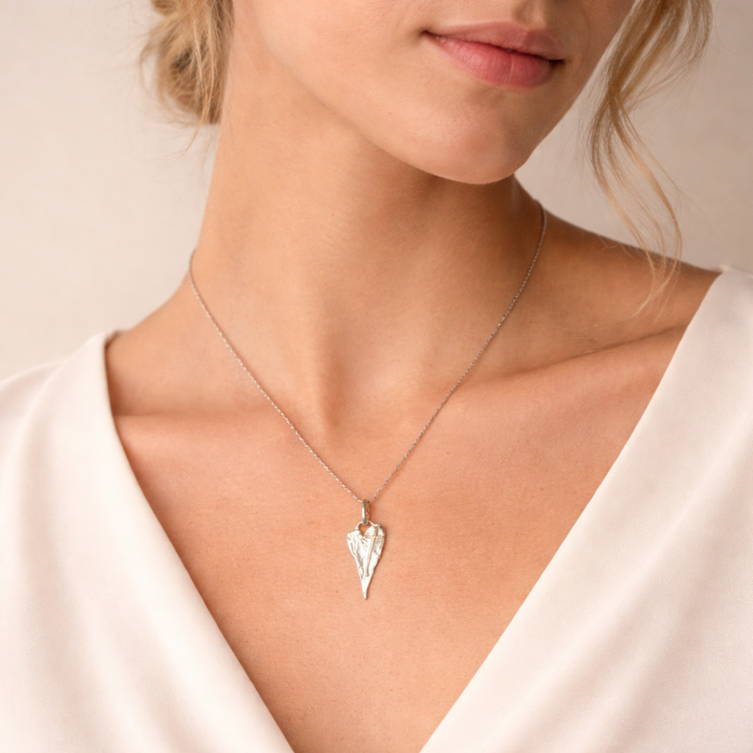 925er Silberanhänger „Längliches Herz mit Kreuz“ mit goldenen Akzenten – handgefertigter Boho-Talisman für den Glauben an die Liebe, skulpturales Schmuckstück und Geschenk für Mutter, Tochter oder Freundin | Art Diva