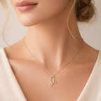 „Kätzchen“-Anhänger aus 925er Silber mit goldfarbenem Akzent – filigraner Talisman für Zärtlichkeit und Schutz, Skulpturenschmuck im Boho-Stil | Art Diva