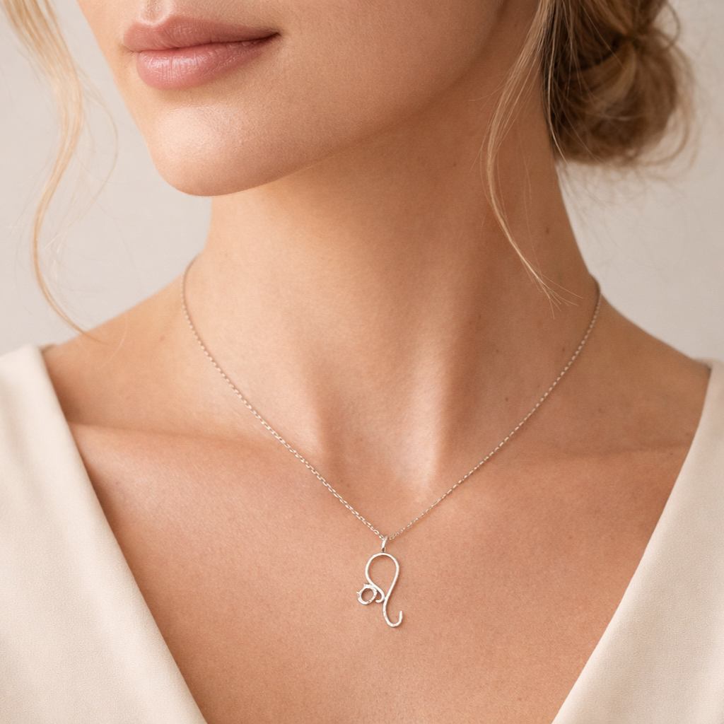 „Kätzchen“-Anhänger aus 925er Silber mit partieller Oxidation – filigranes Symbol für Unabhängigkeit und Intuition, Skulpturenschmuck im Boho-Stil | Art Diva