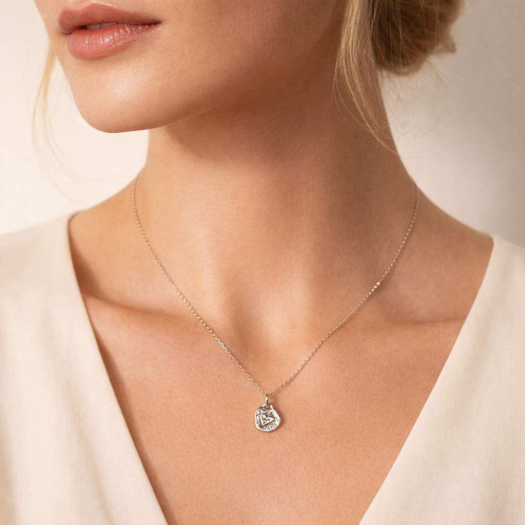 „Herz mit LOVE“-Anhänger aus 925er Silber – doppelseitiger Talisman für Liebe und emotionale Verbundenheit im Boho- und rustikalen Stil | Art Diva
