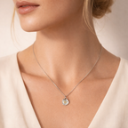„Goldenes Herz Love“-Anhänger aus 925er Silber mit goldfarbenen Akzenten – handgefertigtes Amulett für Liebe und Licht, Skulpturenschmuck im Boho- und rustikalen Stil | Art Diva