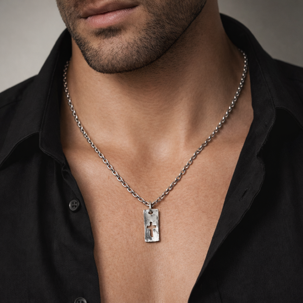 „Kreuz und Stärke“ – handgefertigter Anhänger aus 925er Silber, Talisman für Glauben und männliche Energie, Skulpturenschmuck im Boho- und rustikalen Stil | Art Diva