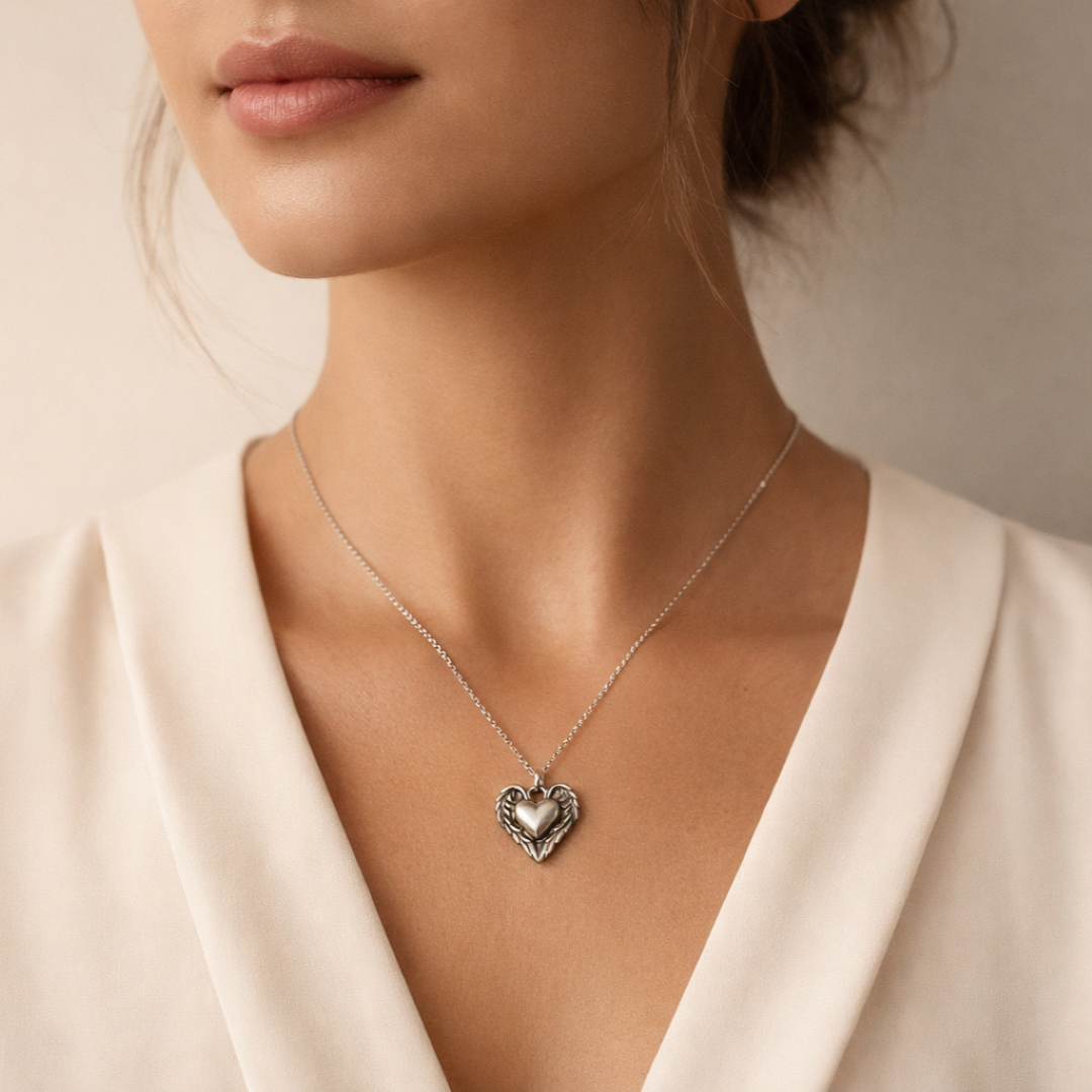 „Herz mit Engelsflügeln“-Anhänger aus 925er Silber – handgefertigter Talisman für Schutz und Liebe im künstlerischen Boho-Stil | Art Diva