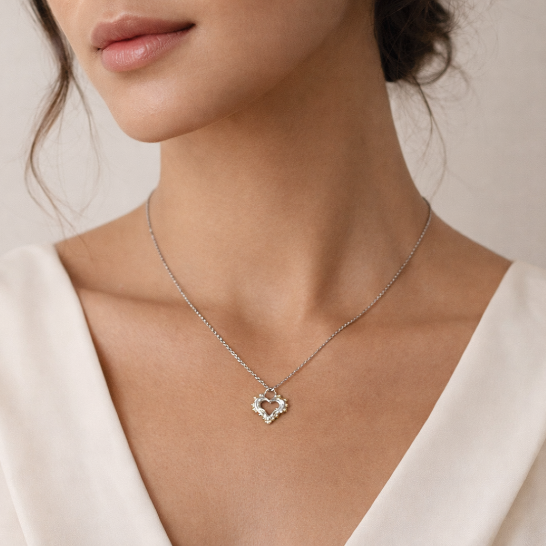 „Morgenliebe“-Anhänger mit offenem Herz und Tautropfen aus 925er Silber mit goldfarbenen Akzenten – Talisman für Zärtlichkeit und reine Liebe, handgefertigt im Boho- und rustikalen Stil | Art Diva