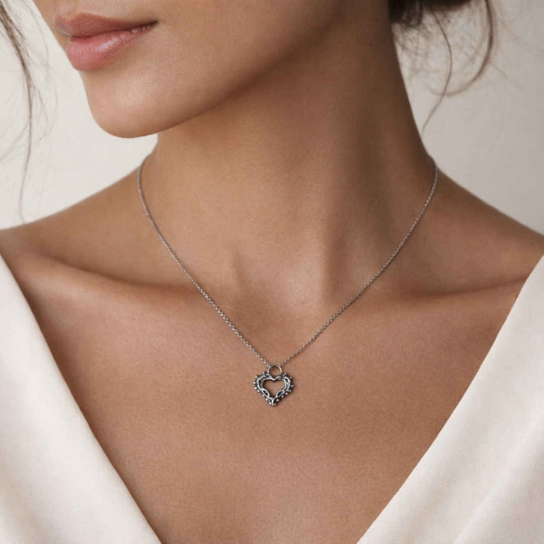 „Morgenliebe“-Herz-Anhänger mit Tautropfen aus 925er Silber – Talisman für Zärtlichkeit und reine Liebe, handgefertigt im Boho-Stil | Art Diva