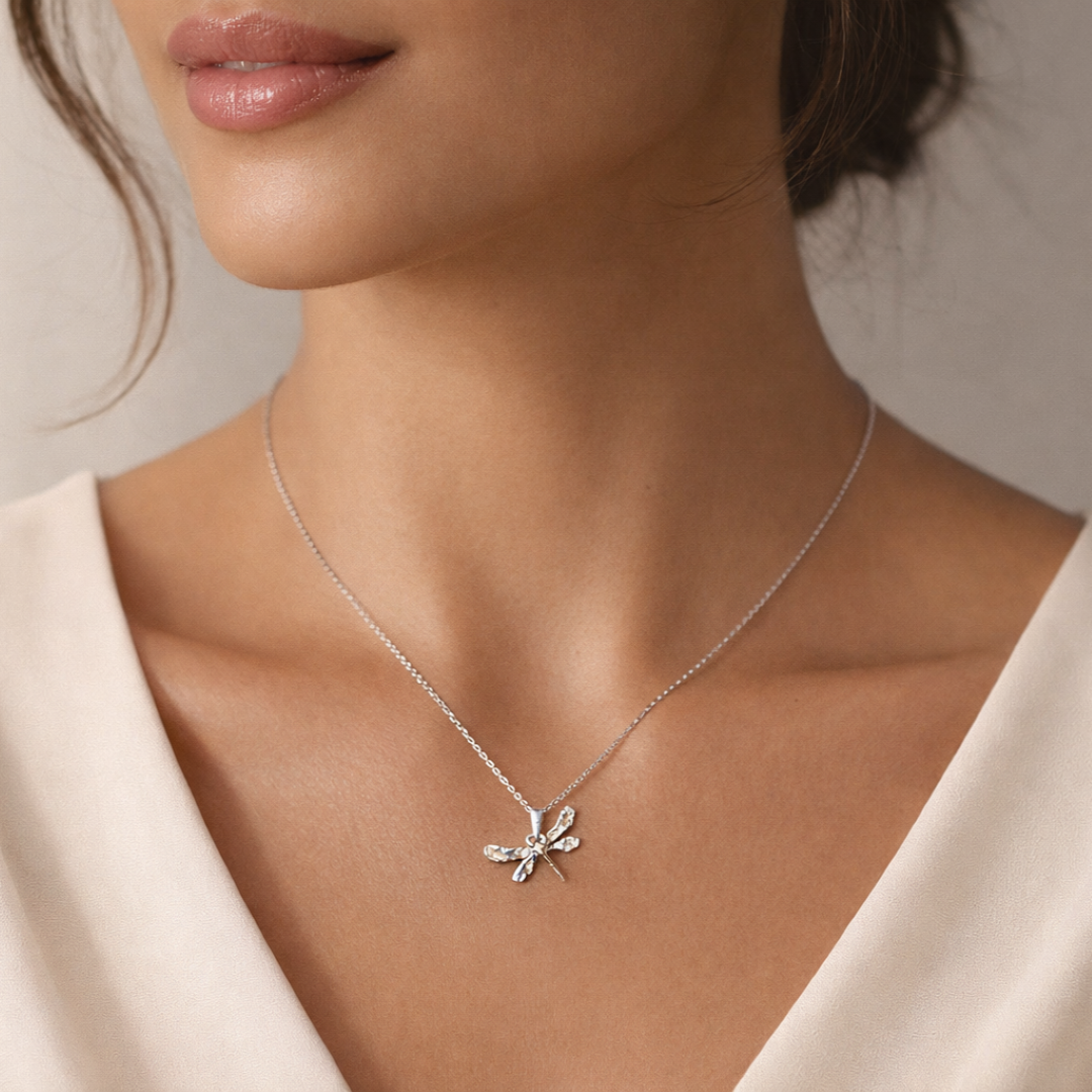 „Libelle“-Anhänger aus 925er Silber mit goldfarbenen Akzenten – Talisman für Veränderung, Leichtigkeit und innere Freiheit, handgefertigt im Boho- und rustikalen Stil | Art Diva