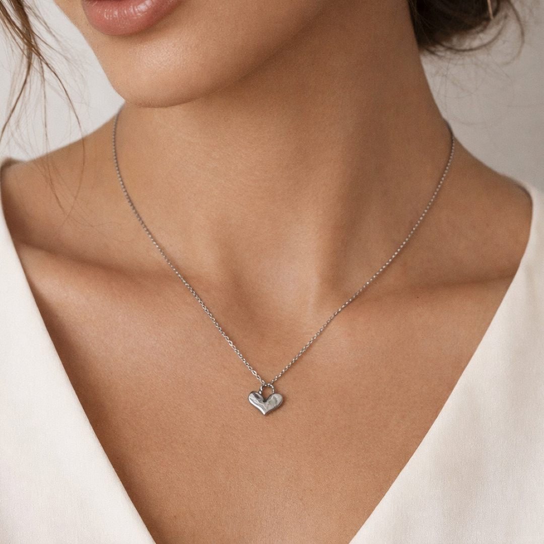 Kleines Herz mit gedrehter Öse – Anhänger aus 925er Silber | Symbol für Liebe & Verbundenheit | Art Diva