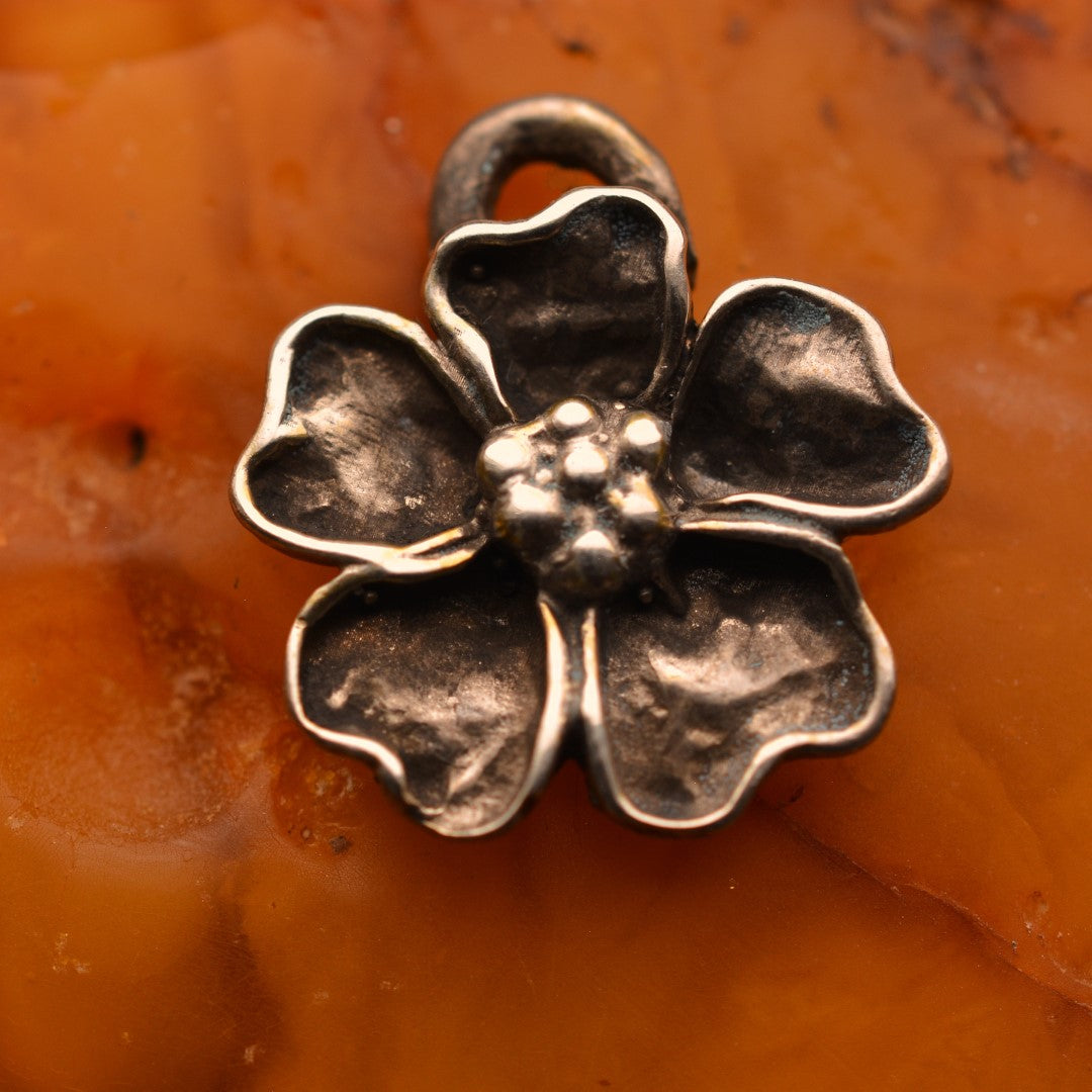 „Kirschblüte“ – oxidierter Anhänger aus 925er Silber, Talisman für Frühling und Neubeginn, handgefertigter Skulpturenschmuck im Boho- und rustikalen Stil | Art Diva