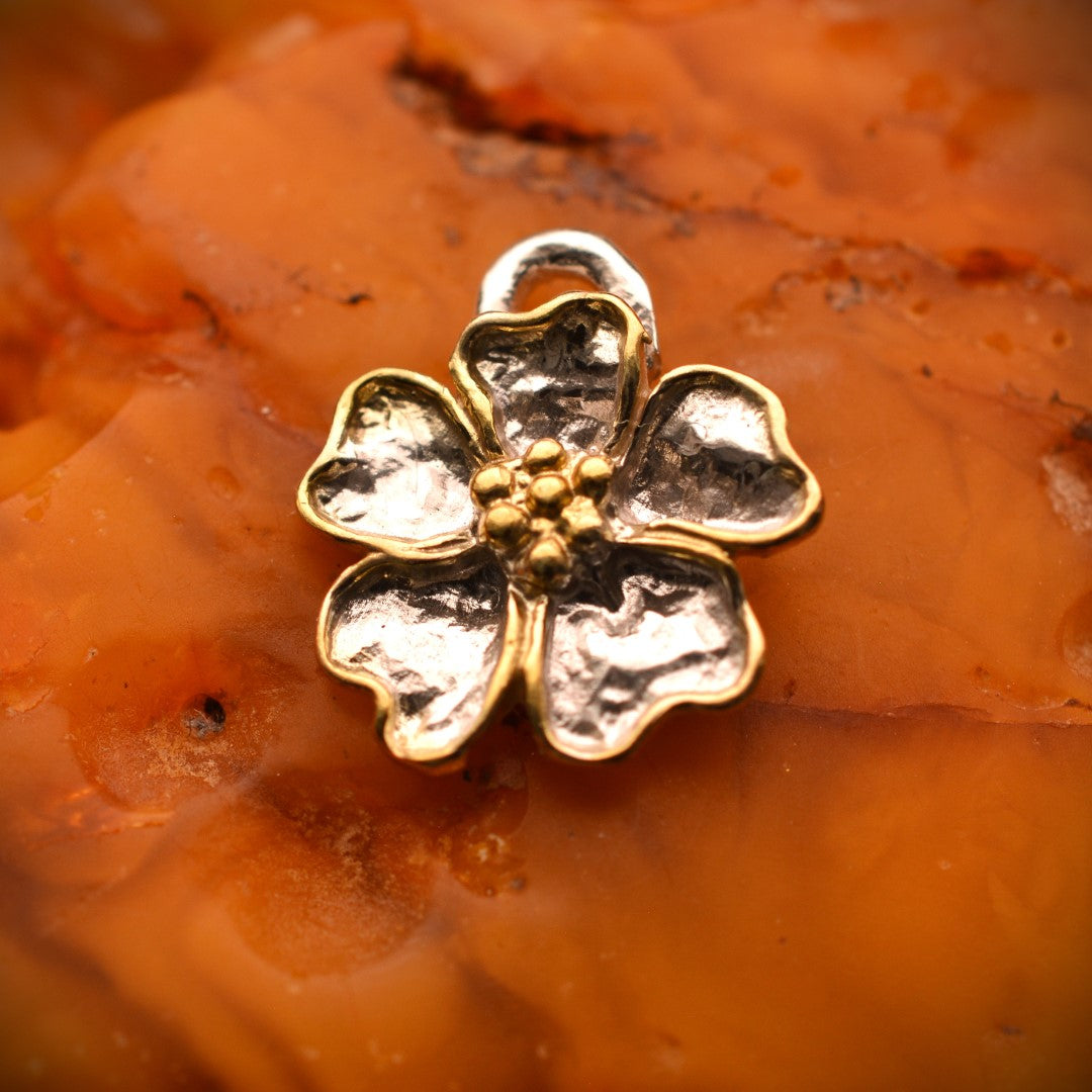 „Kirschblüte“ – Anhänger aus 925er Silber mit goldfarbenen Akzenten, Talisman für Frühling und Neubeginn, handgefertigter Skulpturenschmuck im Boho- und rustikalen Stil | Art Diva